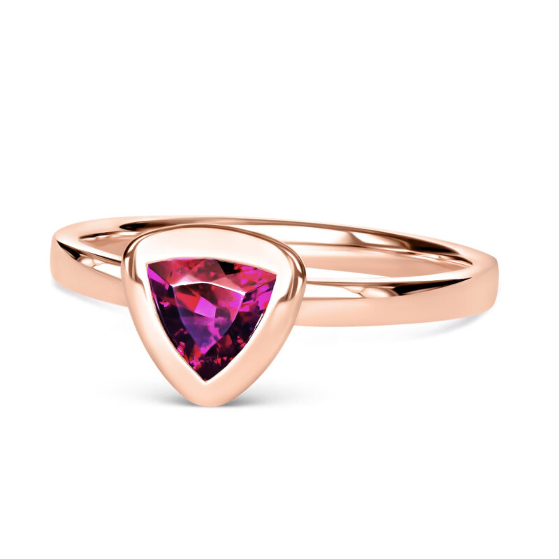 Moderner Stapelring aus 18K (750) Roségold mit öko-fairem Granat im Trillion-Schliff