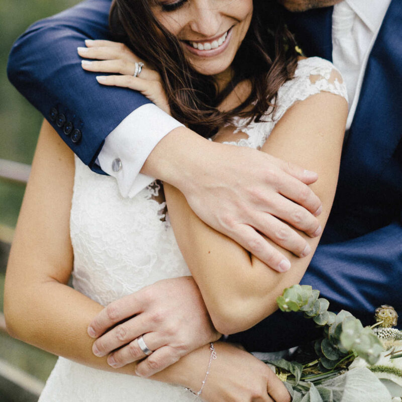 Glückliches Paar trägt nachhaltige VON KRONBERG Eheringe bei Hochzeitszeremonie.